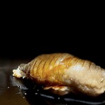 くるますし - アナゴ。 大将、この１年、好んで大穴子を使います。 骨を１つ１つ取り除く作業も大変らしい。 今回は、ふわっふわの崩壊型江戸前アナゴ。