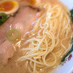 三九ラーメン - タレ効いた豚骨スープに細麺という博多っぽいラーメンです。