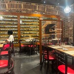 ル・パリジャン - 壁に並んだワイン