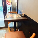 てんぷら石原 - 玄関入ってすぐ目の前のテーブル席。