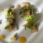 邸宅レストラン　雅俗山荘 - ヴァン・ミュスカ・コルスの香り フォアグラのパルフェ
      　帆立貝とりんごのタルティーヌ・サラダ仕立て
      