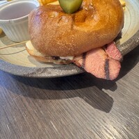 ウルフギャング・パック カフェ 愛知芸術文化センター店 - 半分にカットされたハンバーガー(ベーコントッピング)