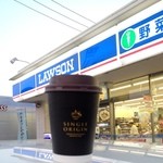 ローソン - イパネマって言うコーヒー
            熱すぎてカップ持てない。
            断熱ジャケット準備するべき