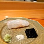 食堂うゆき - ⚫造り
「平目」
平目は塩、山葵、佐賀県芦刈の海苔とともに