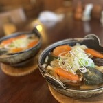 皆吉 - （左）鶏肉ほうとう　（右）きのこほうとう