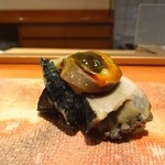 鮨 おさむ - 蒸し鮑の肝のせ・・