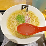 超純水採麺 天国屋 - 「鮮魚らーめん」の名の通り、鮮烈な魚介の旨みを味わえる極上のスープ