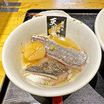 超純水採麺 天国屋 - スープを「鮮魚丼」に注いで、お茶漬け風にしていただきます