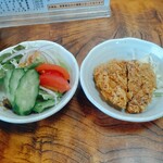 とんてつ - メンチカツとカツカレーの付け合わせサラダ