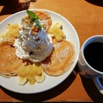 ラ・オハナ - バナナホイップのパンケーキ（¥1,078）、コナブレンドコーヒー（¥638）