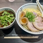 スパイス・ラー麺 卍力 - つけ麺です。味玉は社長からのサービス。いつもありがとうございます。