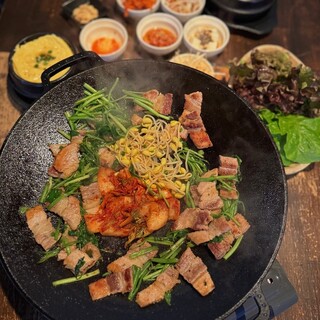 大人気！新メニュー「ミナリサムギョプサル」