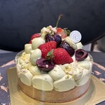 パティスリー リョーコ - ピスタチオとチェリーのタルト　5800円