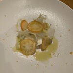 saint M - （前菜1）
      宮崎県小林で作られた”モッツァレラチーズ”
      宮崎産セロリとキンカン