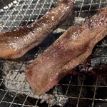 焼肉 たて×よこ - 焼いたらこんな感じ♡ハサミで切りながら食べるタンは最高✨️