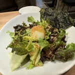 焼肉 たて×よこ - このチョレギサラダは大根おろしの中にわさびが入ってて混ぜて食べると最高(*｀ω´)b