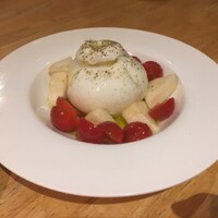 アダッキオ - ブッラータチーズのカプレーゼ