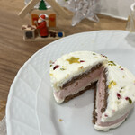 レ・カドゥ・サンセ - いちごのムースが層になったマスカルポーネのクリスマスケーキ　マスカルポーネもいちごも大好きだったのでとっても美味しかったです(๑˃̵ᴗ˂̵)