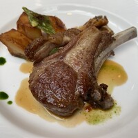 レストラン アラジン - オーストラリア産骨付き仔羊背肉のロースト