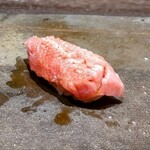 鮨裕 - 同じく本鮪の2週間目熟成中トロ♪香り甘み旨味にダウン寸前
