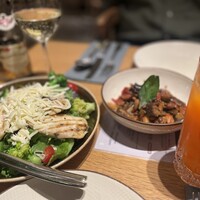 オービカ モッツァレラバー 横浜店 - グリルドチキンサラダとカポナータ