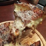 ブッチャー・リパブリック 横浜赤レンガ シカゴピザ＆ビア - 濃厚チーズがあふれ出る!!