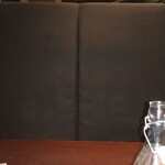 ブッチャー・リパブリック 横浜赤レンガ シカゴピザ＆ビア - 窓際席はイスの席が高いです