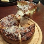 ブッチャー・リパブリック 横浜赤レンガ シカゴピザ＆ビア - 高さが4センチ!ボリューミーなシカゴピザ!!