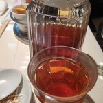 謝甜記 - 卓に置かれているお茶、ありがてえ!!