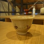 萬御菓子誂處 樫舎 - ほうじ茶のお椀にも鹿