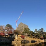 萬御菓子誂處 樫舎 - 猿沢池と五重塔(工事中) 白い月も綺麗でした‼︎