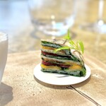 entre nous - アミューズの一品のこちらは、髙山シェフのスペシャリテ。
      なんと！23層にも及ぶミルフィーユです。
      野菜の食感が生き生きしてます♪