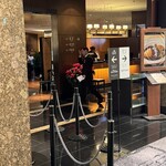 パティスリー SATSUKI - 店頭、引き取りの行列は短めだった。