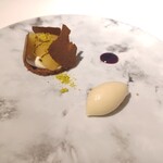 eclat - 本日のデザート：洋梨のコンポートとジェラート