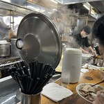 青島食堂 - カウンター奥の一番ハジに着席。店内そんなに広く無い。