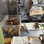 青島食堂 - 大量のチャーシュー。ひっきりなしで切っていた。