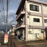 青島食堂 - 食べ終え出てましたが、日曜日の14時台でまだ並んでました。