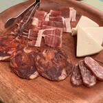 サパテロ - イベリコ豚の生ハム＆サラミ＆チーズの盛りあわせ