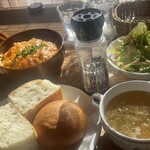 Kitchen まなや - シーフードマカロニグラタン。グラタンのパン大盛は他と違って3個です。