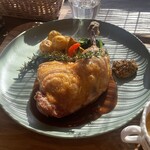 Kitchen まなや - ハーブとニンニクで1日漬け込んだ後、オリーブオイルで5時間じっくり低温調理されたつくば鶏のコンフィ。