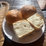 Kitchen まなや - コンフィのパン大盛は4個です。