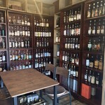 秩父令和商会 - 奥のウイスキーの棚。右から左へ価格帯が上がります