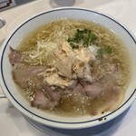 らーめん鱗 - 塩らーめん　鶏ぶしやかいわれが良いアクセントになっている　飲み干せる美味さ！