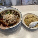 らーめん鱗 - 醤油は色ほど強くなくまろやか&深い　粗挽きのブラックペッパーもアクセントとしてはアリだ。