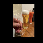 da Uma - 生ビールの写真を撮る瞬間　Uma chef がS-glassを置きました〜こんなところも彼らしぃのです〜　byまみこまみこ