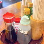 ちがさき倶楽部 - 卓上調味料(醤油、浜焼きのタレ、塩、レモン汁)