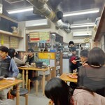 ジンギスカン羊はち - 店内は、ジンギスカンを焼いたモクモク煙と、美味しそうな香り♪