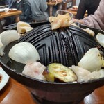 ジンギスカン羊はち - 野菜に火が通ったら、牛脂をたっぷり絡めていただきます♪