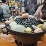 ジンギスカン羊はち - 牛脂の間に旬野菜を置く