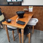 ジンギスカン羊はち - 入ってすぐ右側のテーブル席